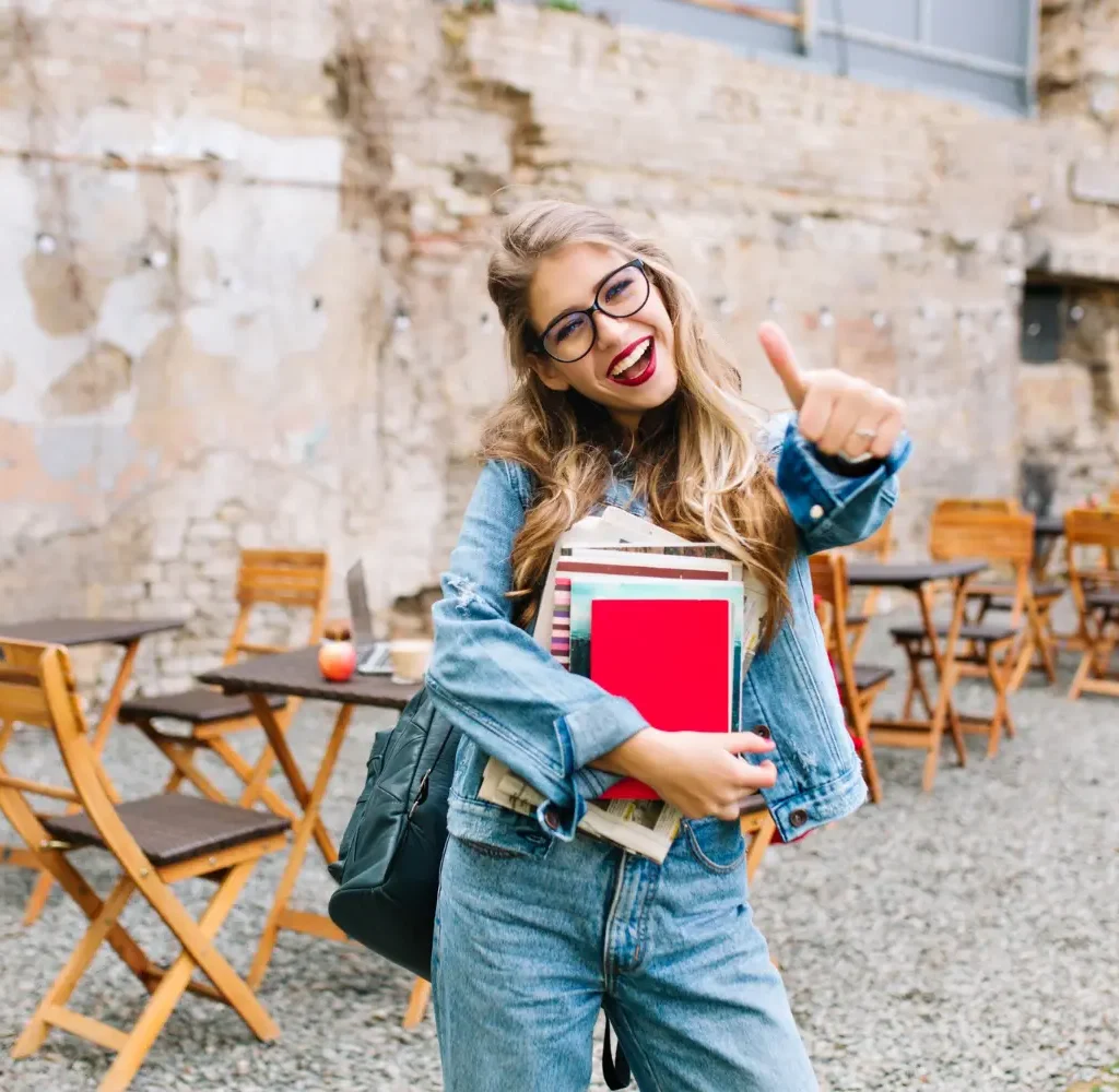 Femme qui a obtenu son certificat en langue espagnole