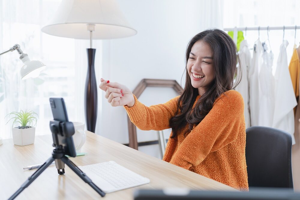 jolie-jeune-adulte-asiatique-seduisante-envoyant-main-forme-coeur-son-amie-sa-famille-par-videoconference-appelant-smartphone-distance-sociale-conn